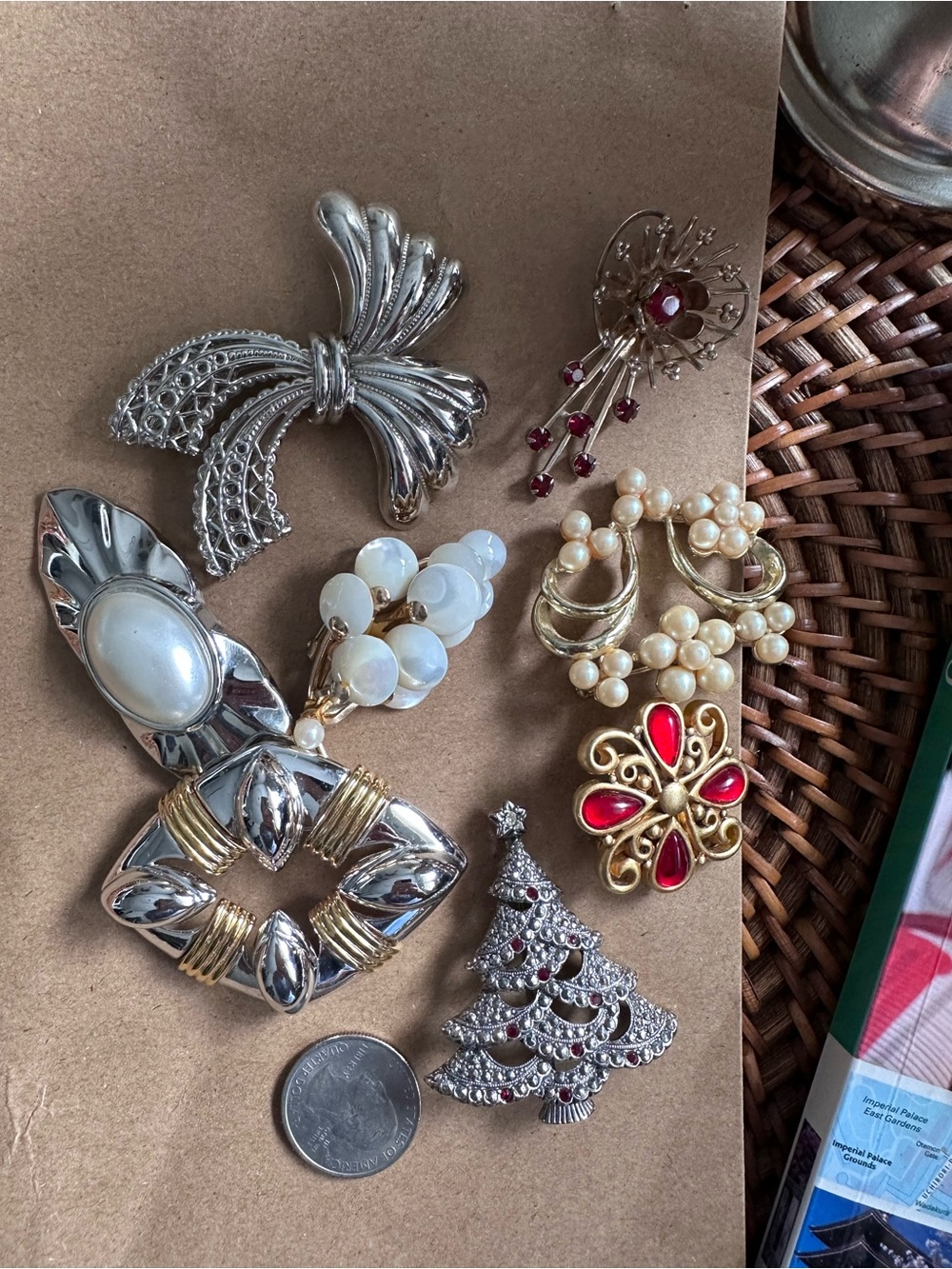 Assorted Vintage Women’s Fashion Jewelry Brooch 8 Piece Lot